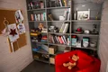 Кабинет с множеством книг и настольных игр