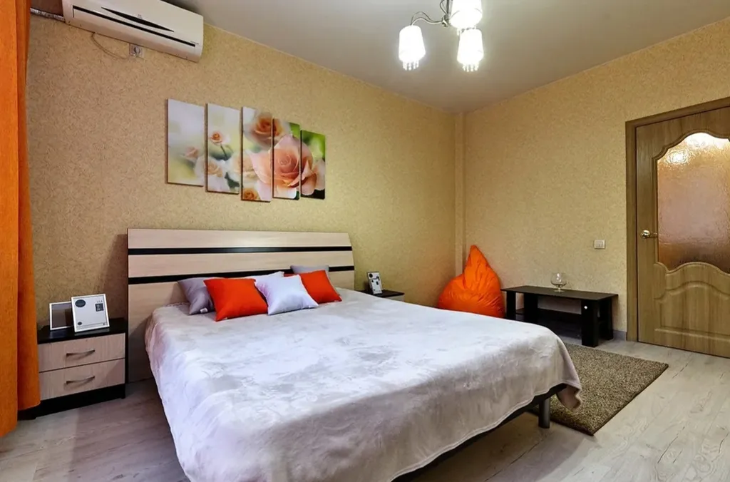 Апартаменты Оранж с диваном в кухне-гостиной