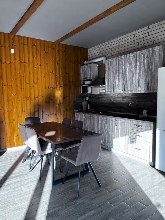 Красивый дом с видом на горы и реку