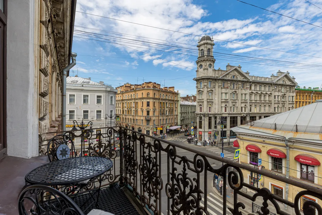 Видовая квартира с балконом на Пяти углах