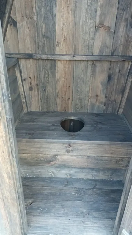 Дачный домик с большой террасой и бассейном