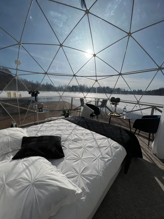 Сфера на берегу частного озера