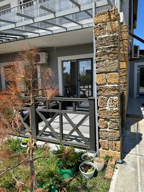 Студия с террасой и бассейном на первой береговой линии