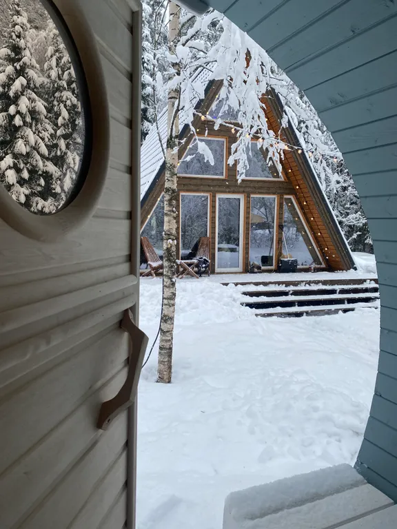 Уютный дом шалаш в лесу