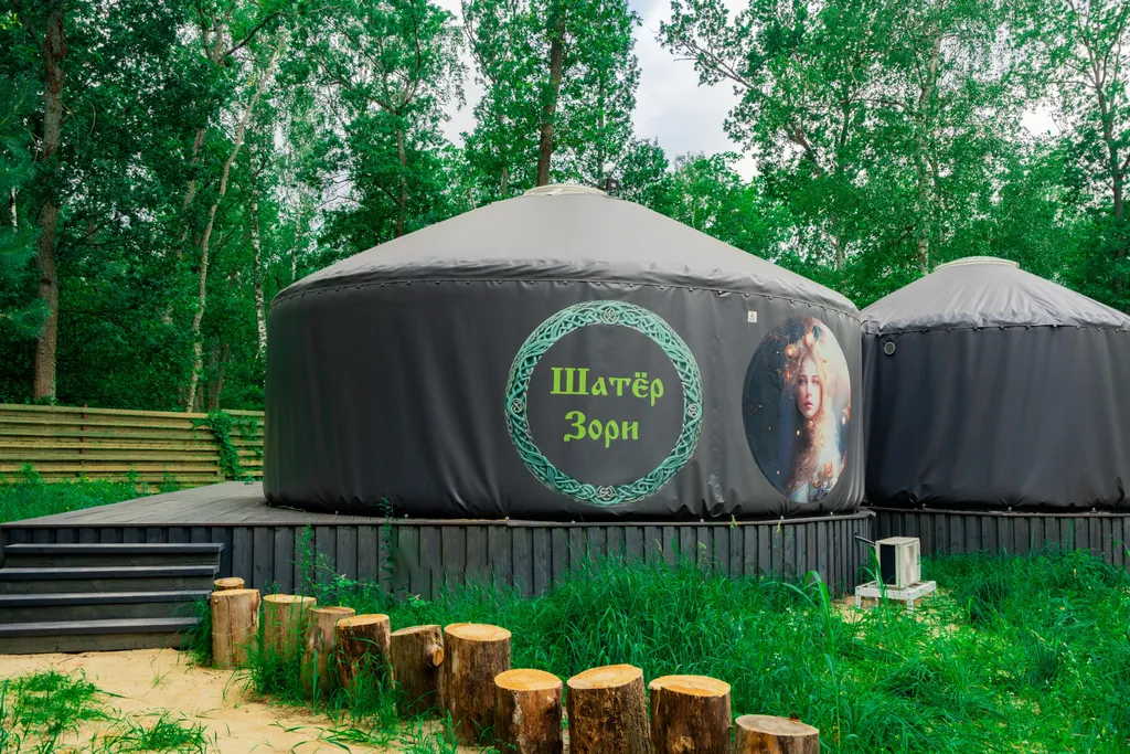 Глэмпинг с большой террасой в лесу