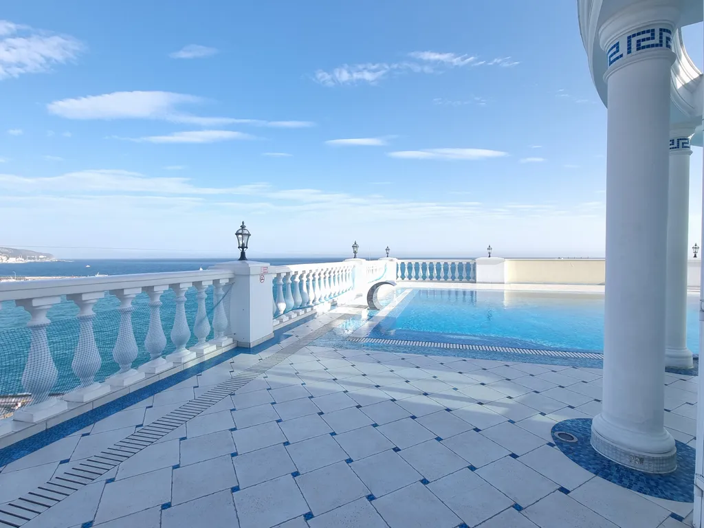 Aпаpтaмeнт c баcсейном и теpрaсой нa набеpeжной