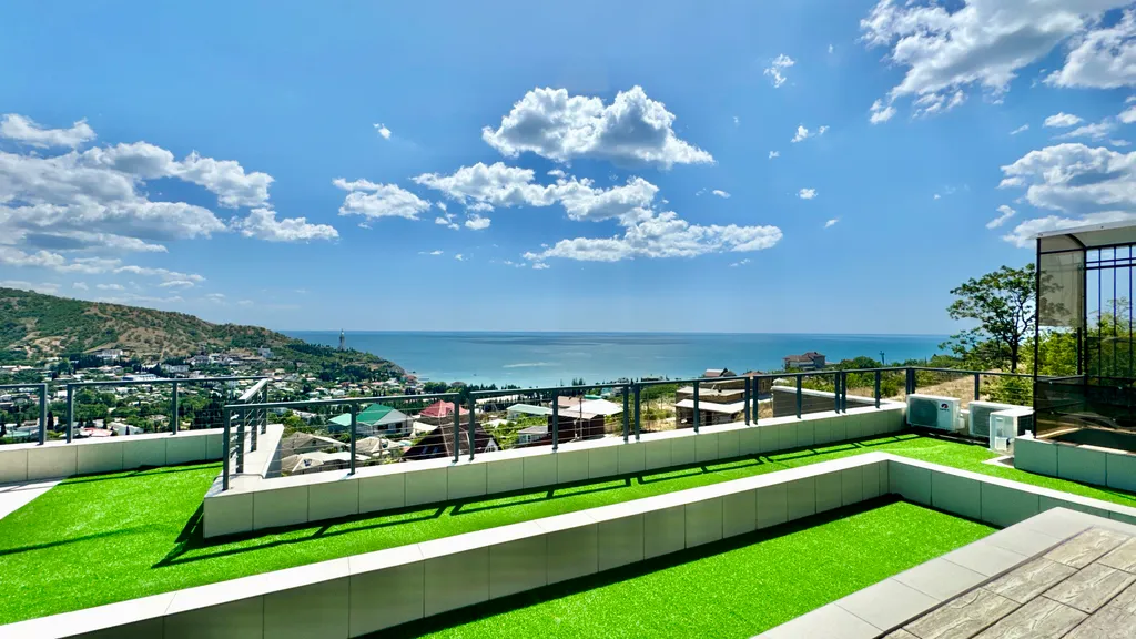 Дом с видом на горы и море