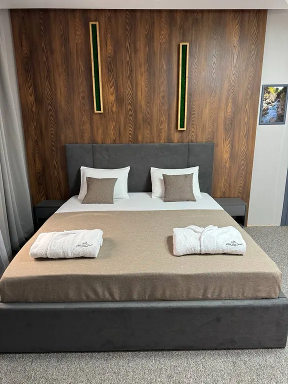 Люкс с балконом и видом на горы и лес