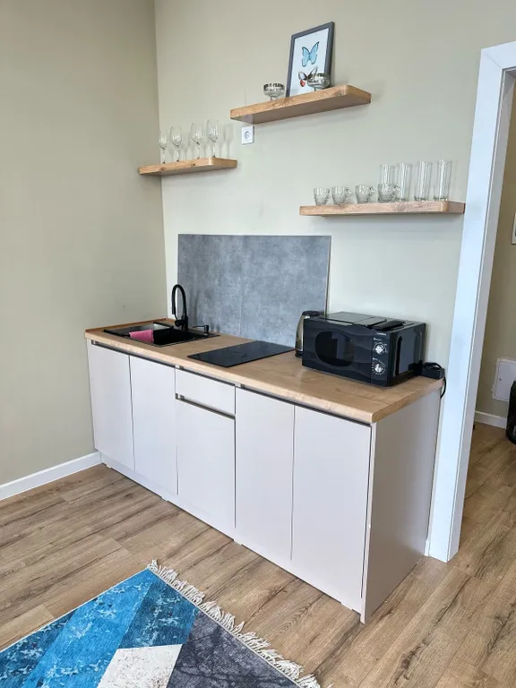 Романтичная светлая квартира с витражными окнами