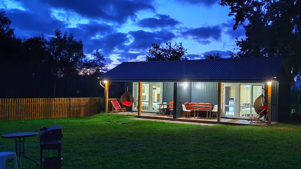 Фиолетовая студия делюкс с собственной террасой и отдельным входом