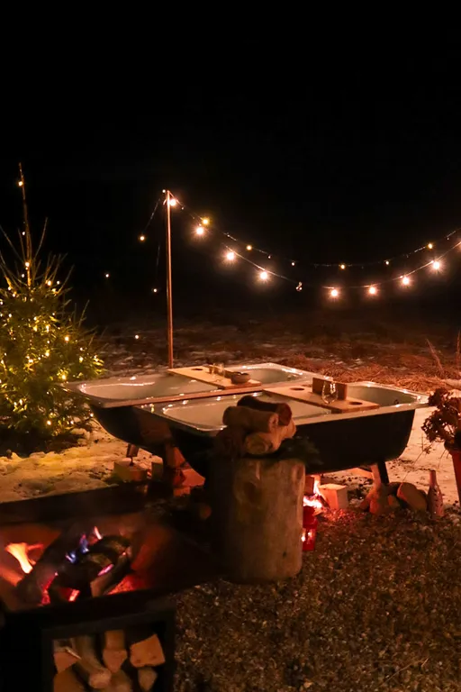 Эстетичный мини-домик с горячими ваннами и купелью