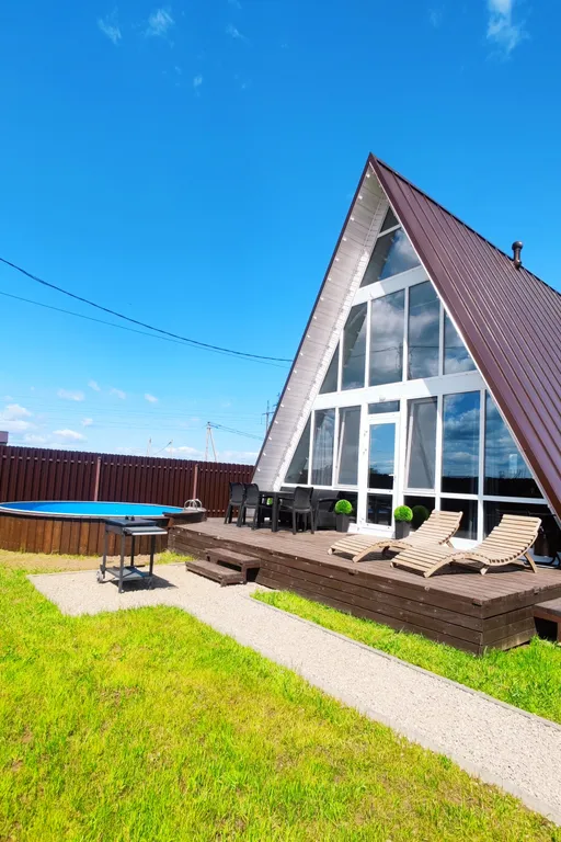 Панорамный домик с теплым бассейном в пяти минутах ходьбы от города