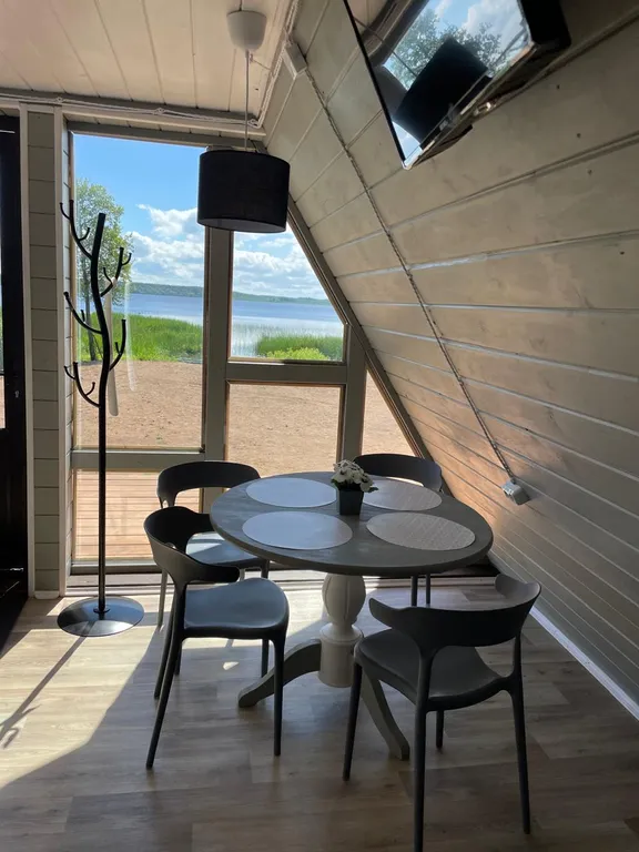 Дом А-фрейм на берегу озера