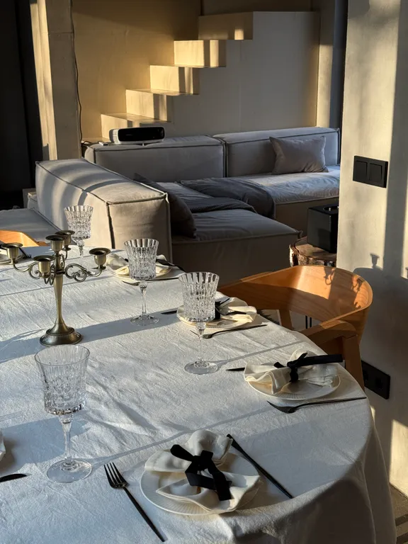 Премиальный дом с дизайнерским камином на дровах в лесу