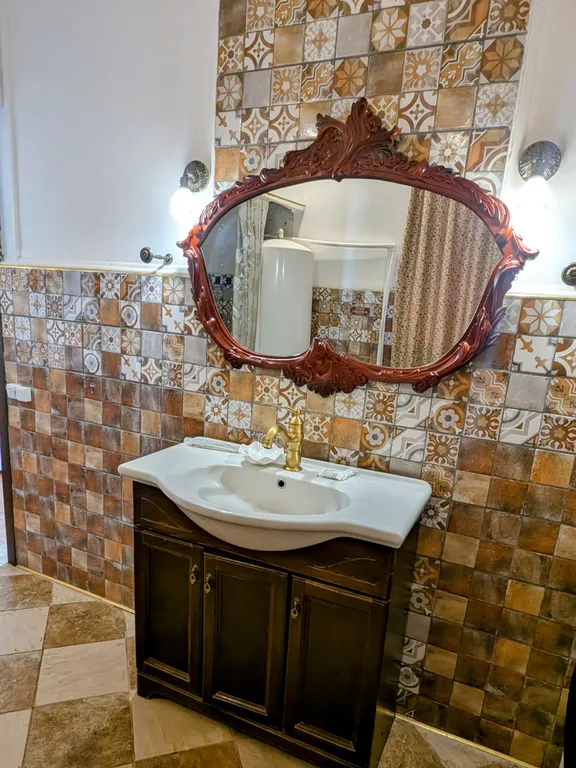 Большой красивый дом с камином в лесу