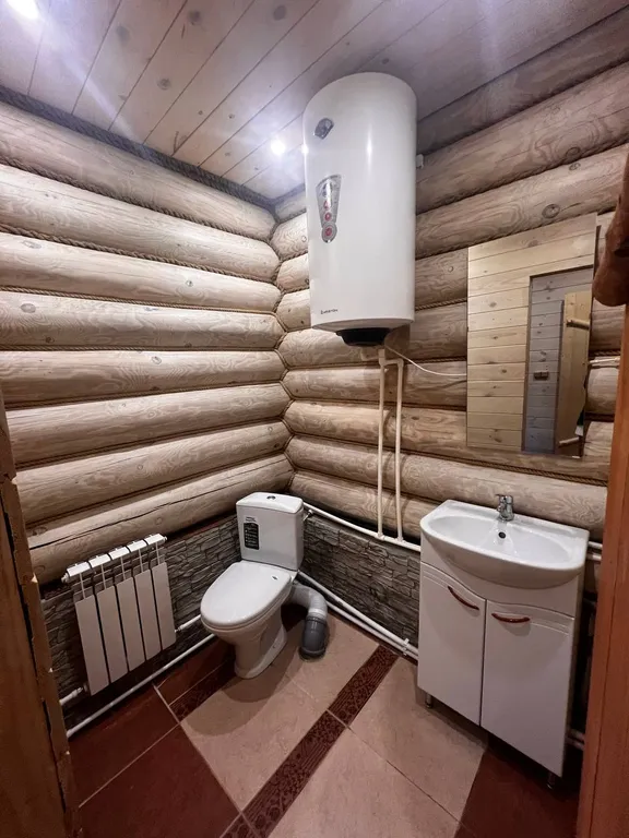 Уютный бревенчатый двухэтажный дом