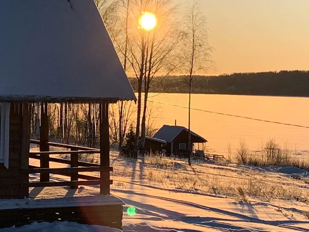 Коттедж Коттедж на берегу озера,рыбалка и отдых всей семьей! — Родионово