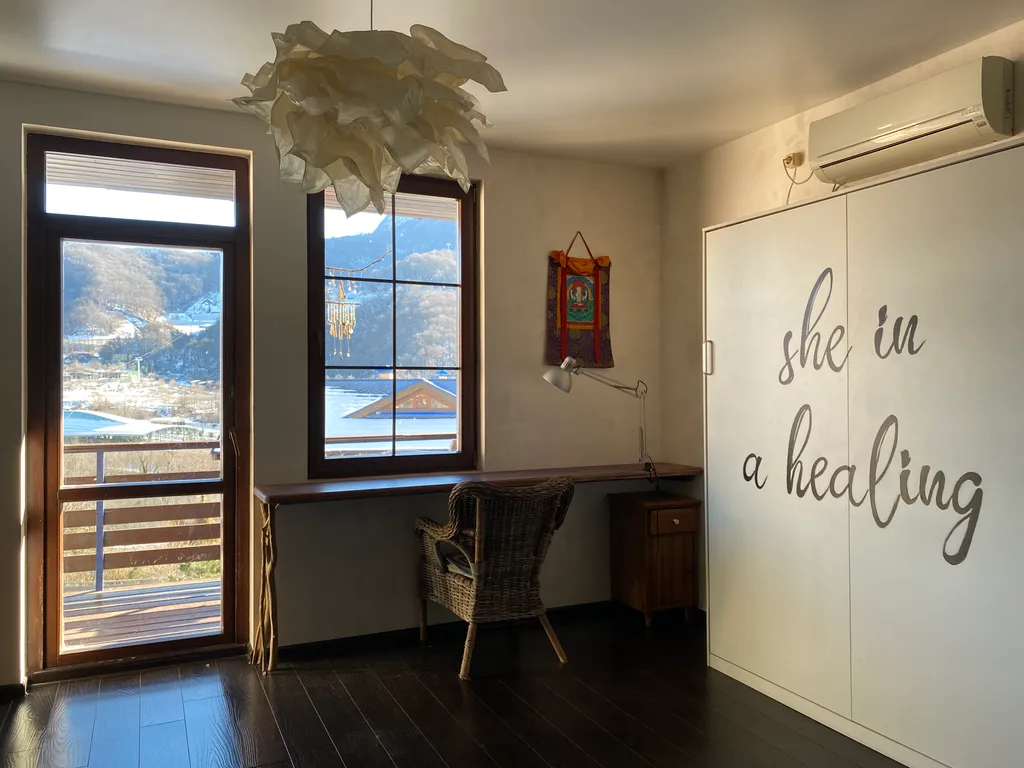 Просторная бохо студия с панорамным видом на горы