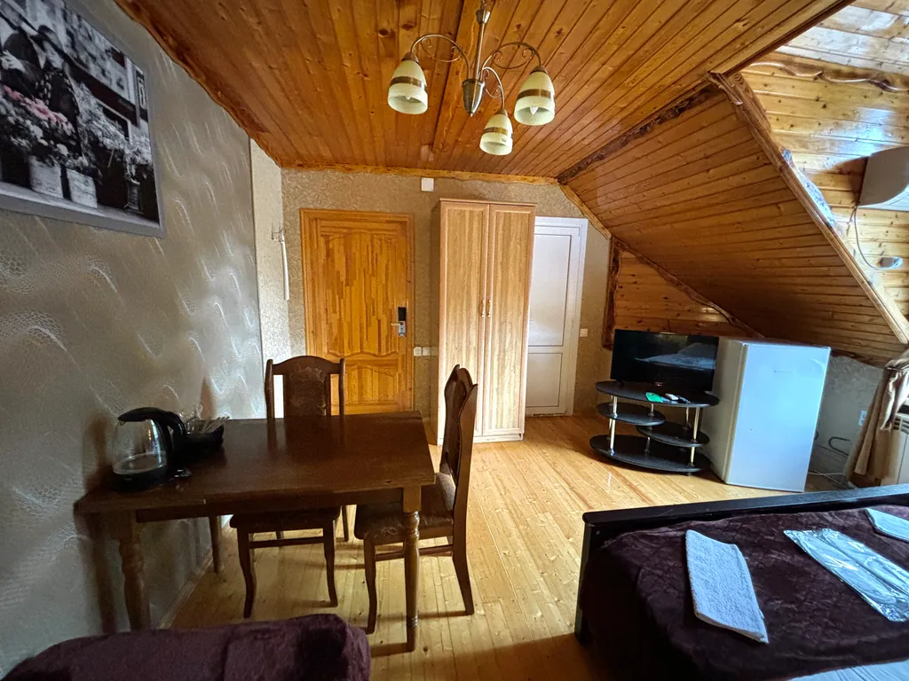 Семейный трёхместный деревянный, мансардный номер