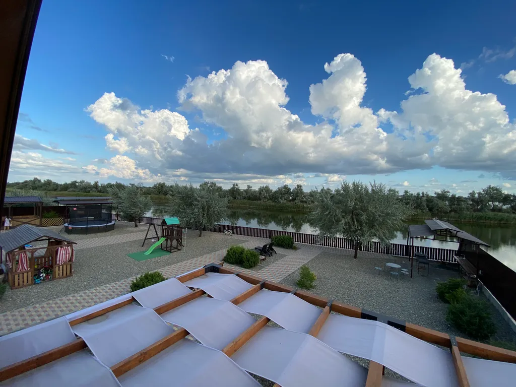 Уютные домики у канала