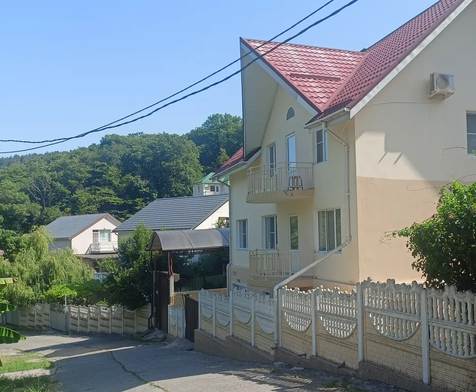 Квартира Семейный трехкомнатный номер с видом на море на III этаже — аренда посуточно в Сочи