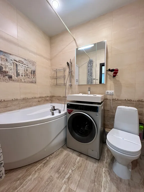 Дизайнерская квартира с большим телевизором