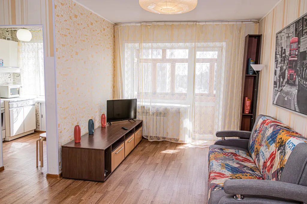 Калина Юрга у кинотеатра Эра