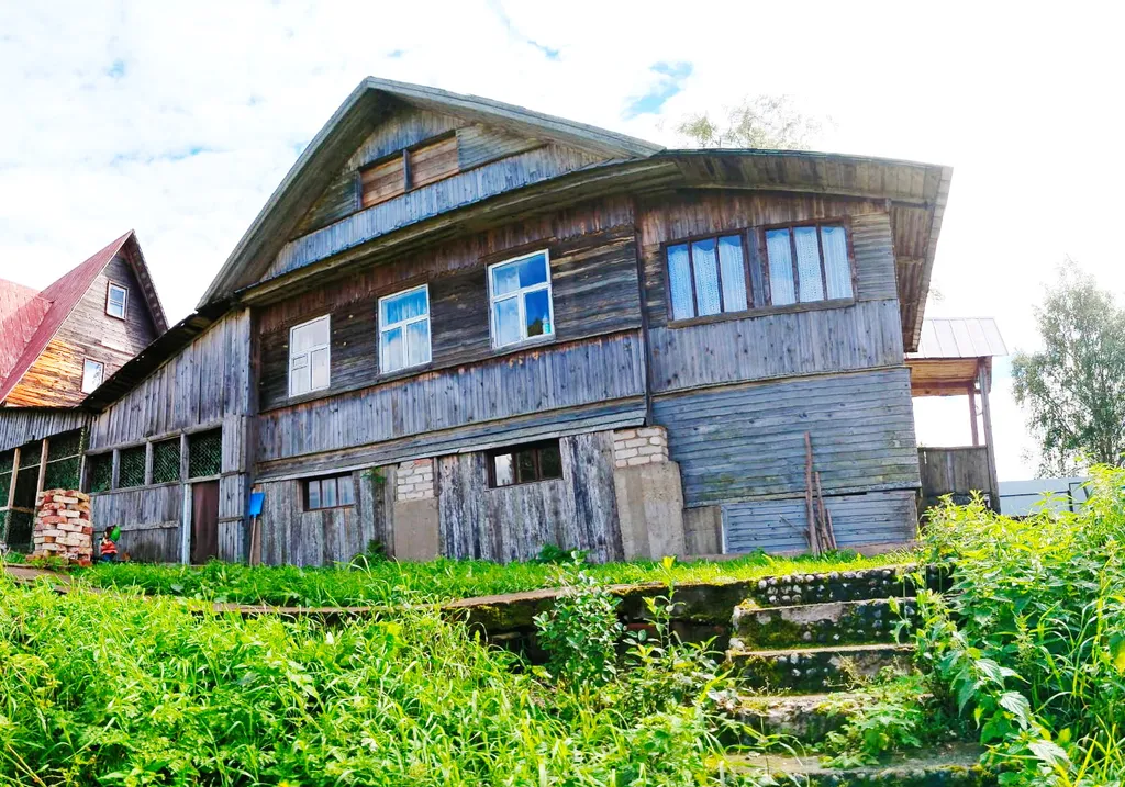 Деревенский дом с видом на озеро