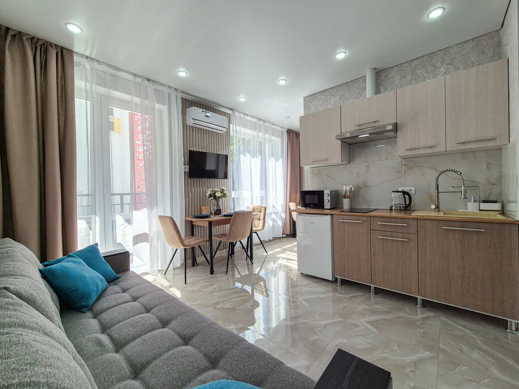 Просторная студия с балконом