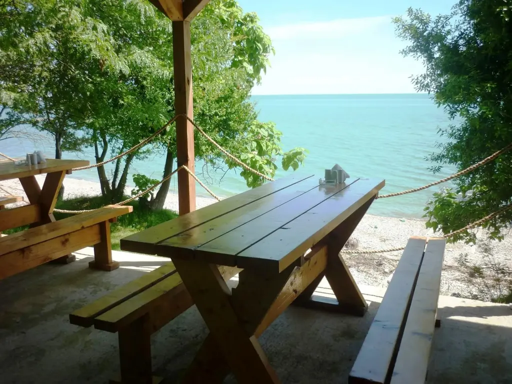 Уютная комната эконом класса с морем напротив