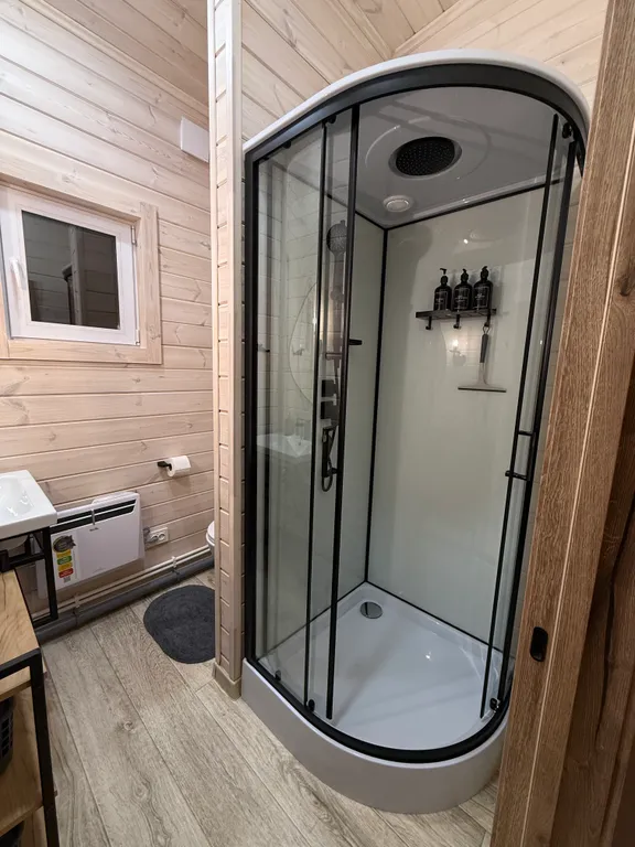 Уютный дом с чаном на опушке леса