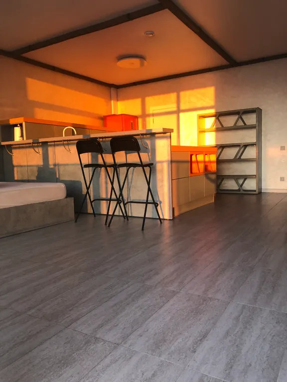 Яркая студия на берегу моря