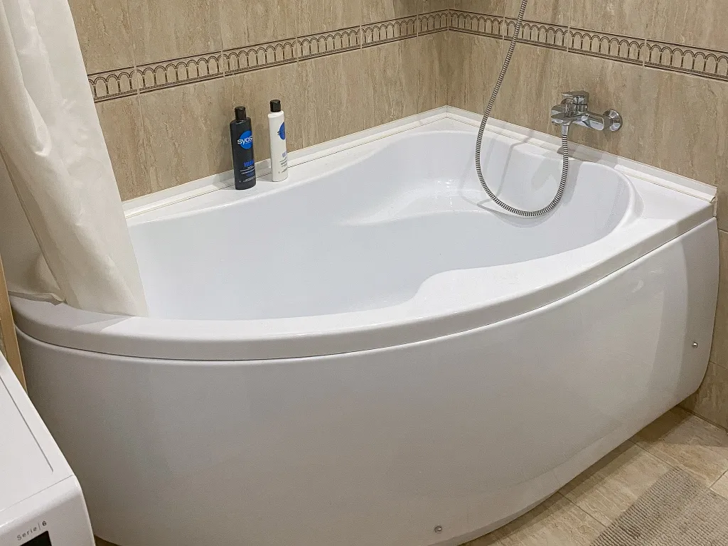 Светлая квартира с панорамными окнами и большой ванной для двоих