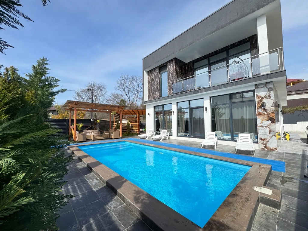 Дом с баней и теплым бассейном