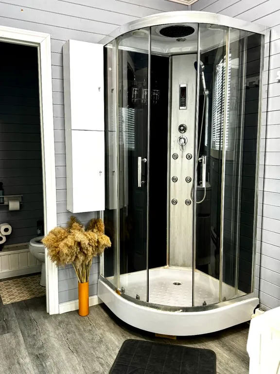 Дом-баня с большой верандой и массажной кроватью