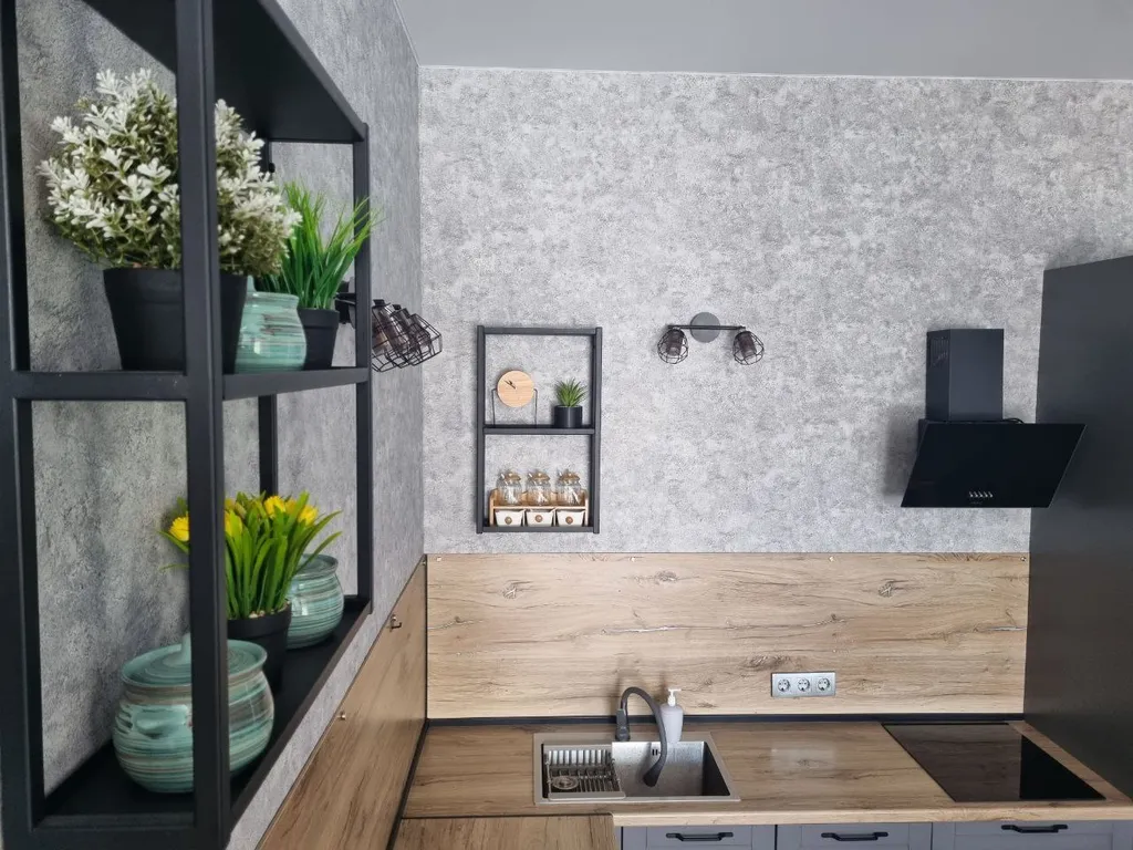 Зелёный дом на берегу Катуни с видом на реку и горы