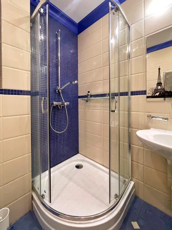 Уютный коттедж в городе со своим озером на территории