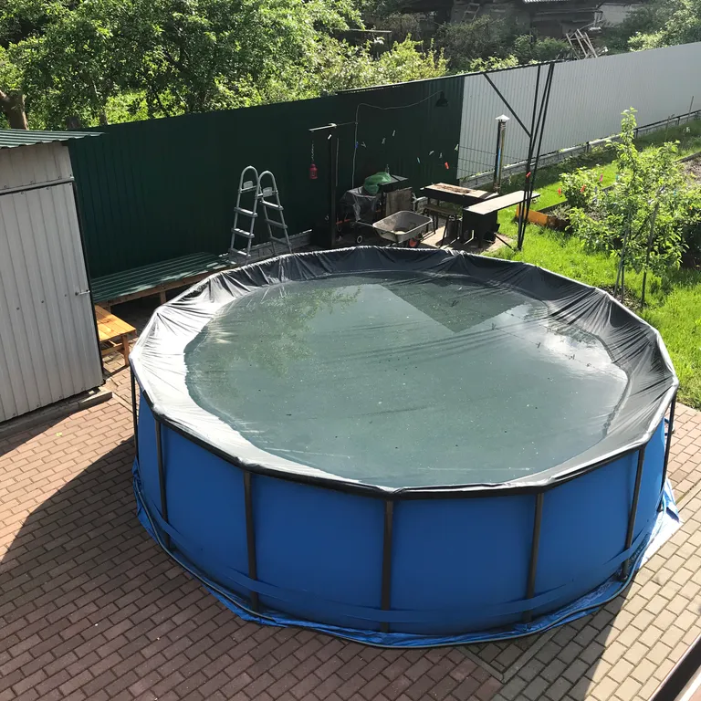 Дом в саду с баней и бассейном летом