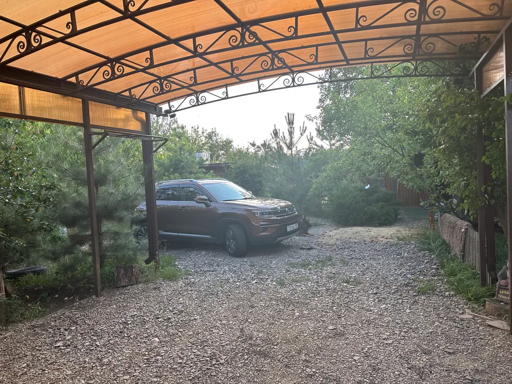 Уютный домик рядом с садом, хвойными деревьями, рядом с тц