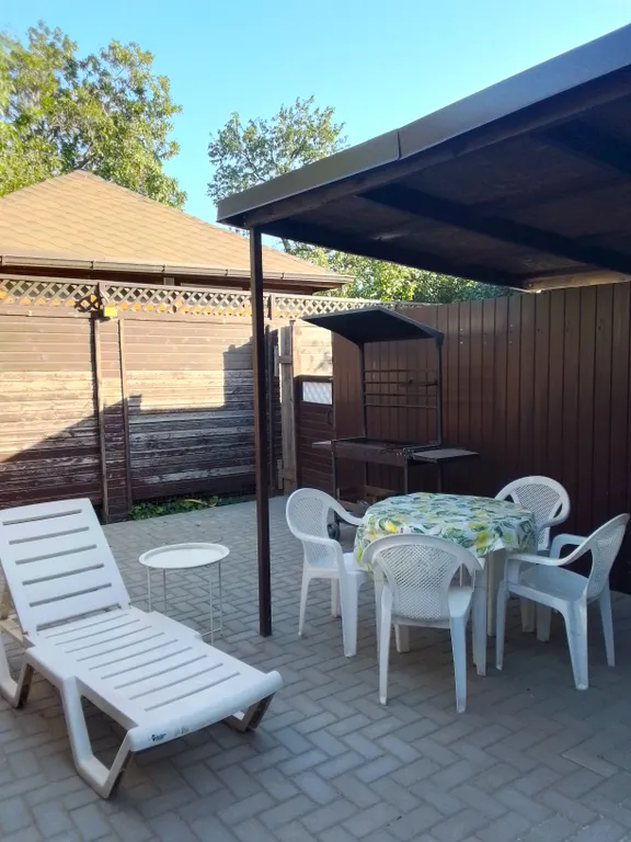 Часть дома с двором и мангалом