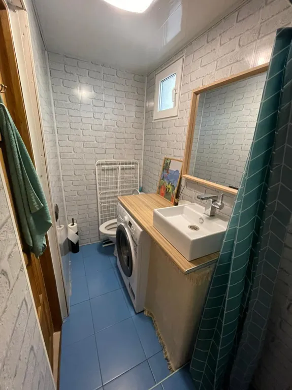 Домик у снежных вершин