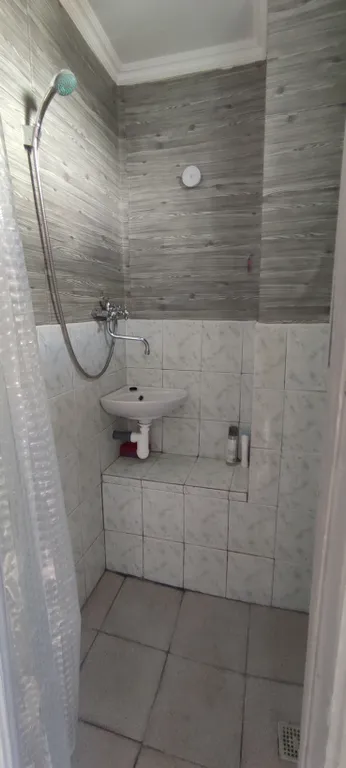 Домик с павлином