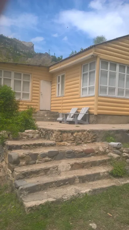 Домик на берегу реки Кара-Койсу