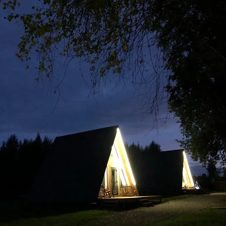 Уютные дома из дерева на берегу Волги