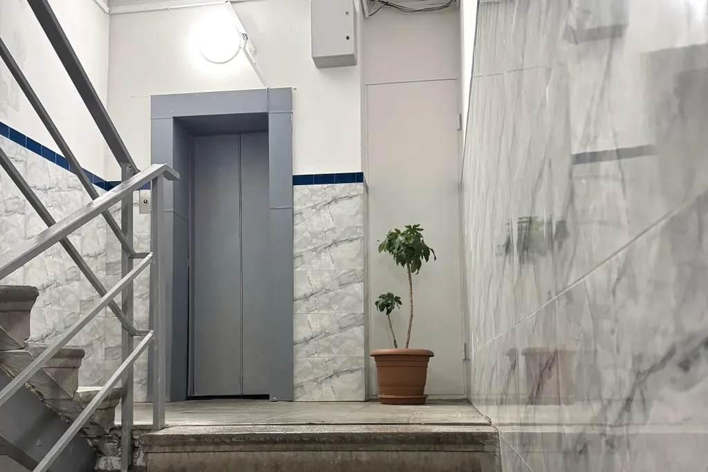 Дом, милый дом в центре города, Район Ваке