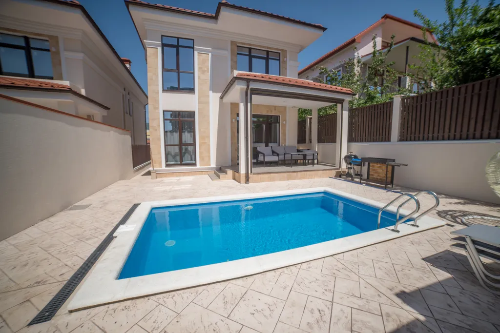 Роскошный дом с бассейном и сауной