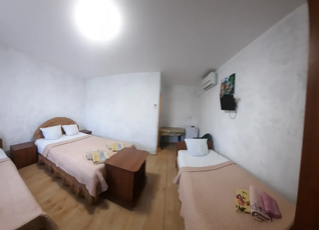 Квартира Уютная комната с удобствами, отдельный вход со двора, бассейн — Кучугуры