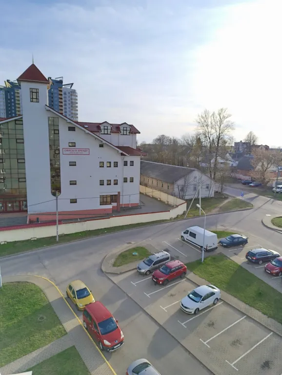 Светлая трёхкомнатная квартира у метро, 4 станции до центра, парковка