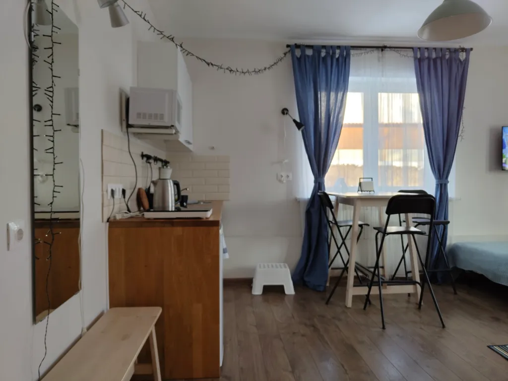 Уютная комната-студия у церкви на холме