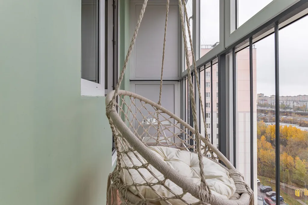 Уютная студия с качелью, у озера